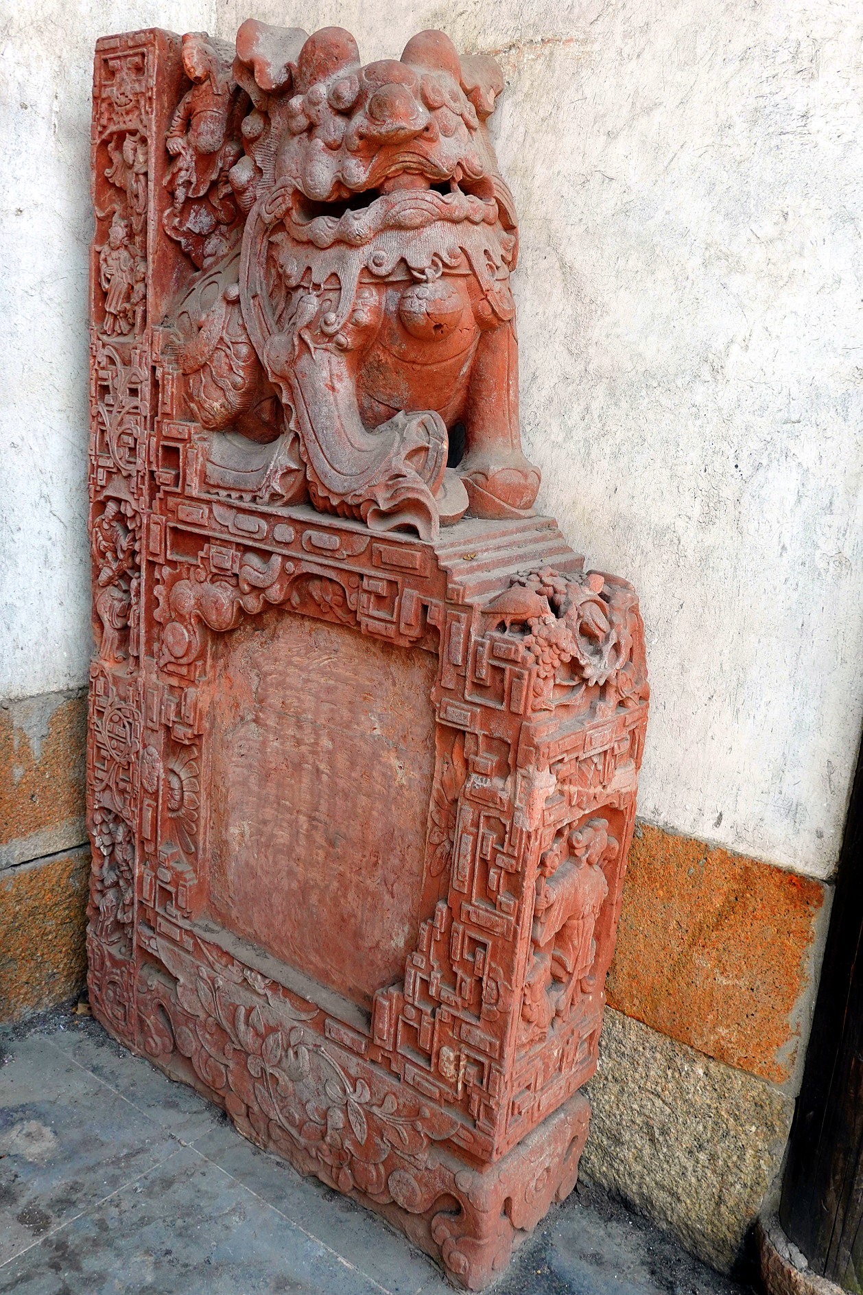 A decorative object featuring auspicious symbols, mythical creatures and floral motifs is spotted in Huishan ancient town, Wuxi City, Jiangsu Province. /CGTN