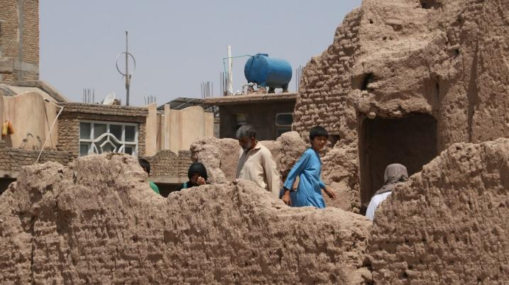 Foto yang diambil pada 15 Juli 2023 ini menunjukkan pemandangan desa Qala-e-Shatir, tempat pasukan AS menjatuhkan bom cluster pada tahun 2001, di Kota Herat, provinsi Herat, Afghanistan barat. /Xinhua