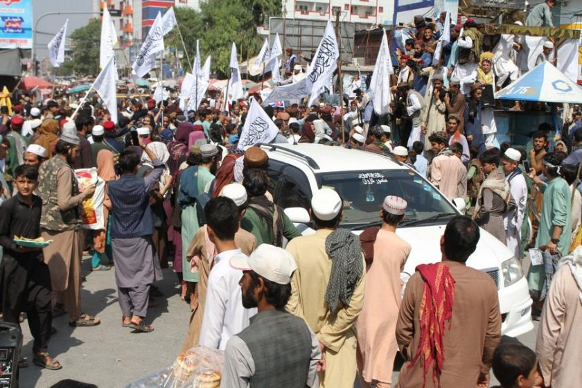 Orang-orang berpawai pada peringatan satu tahun penarikan pasukan AS di Jalalabad, ibu kota provinsi Nangarhar, Afghanistan, 31 Agustus 2022. /Xinhua