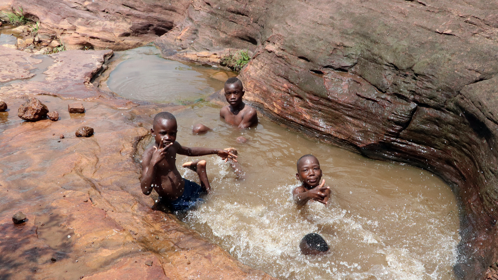 Children cool off in a pond during hot weather in Siby region of Mali, July 12, 2022. /CFP