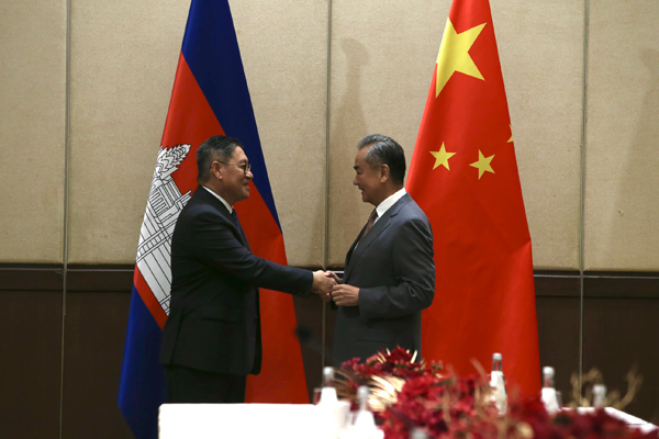 Chinese Foreign Minister Wang Yi (R), also a member of the Political Bureau of the Communist Party of China (CPC) Central Committee, speaks to Cambodian Deputy Prime Minister and Minister of Foreign Affairs and International Cooperation Sok Chenda Sophea in Chiang Mai, Thailand, August 15, 2024. /Chinese Foreign Ministry