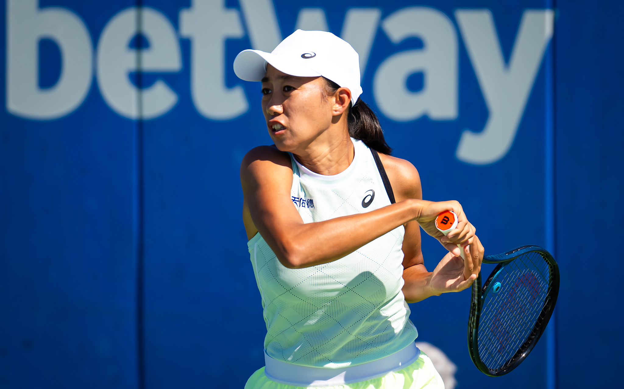 Petenis Tiongkok Zhang Shuai beraksi di babak pertama Cincinnati Open di Lindner Family Tennis Center di Ohio, AS, 13 Agustus 2024. /CFP