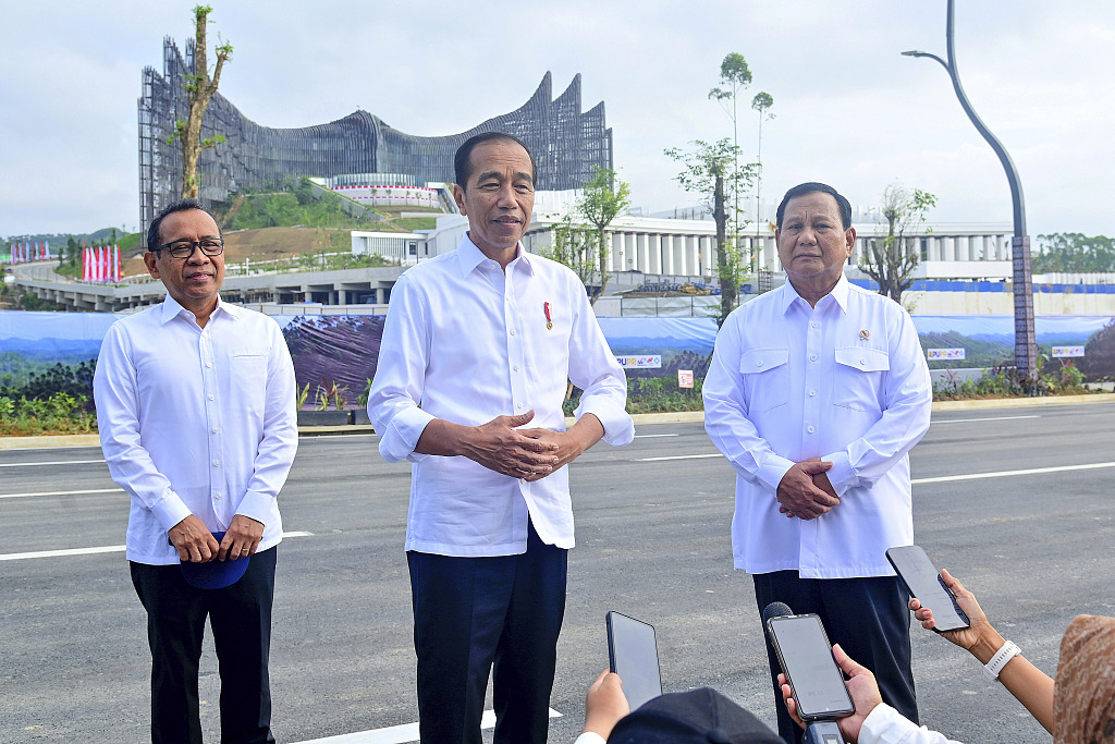 Indonesian President Joko Widodo (center), talks to journalists accompanied by Defense Minister and President-elect Prabowo Subianto (right), in the new capital city Nusantara in Penajam Paser Utara, East Kalimantan, Indonesia, Monday, August 12, 2024. /CFP