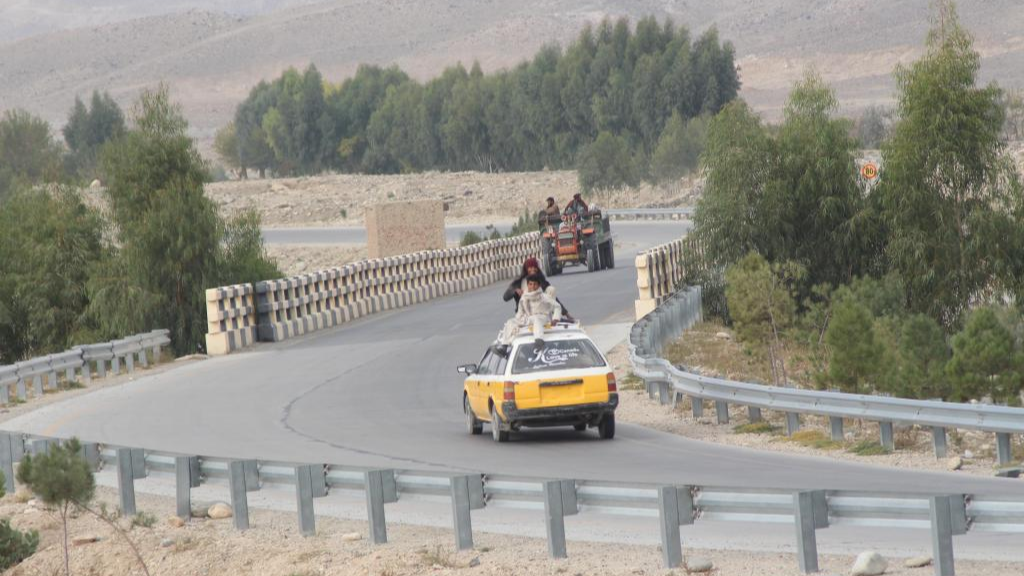 Kendaraan melintas di ruas jalan buatan China di Provinsi Nangarhar, Afghanistan timur, 23 November 2023. /Xinhua