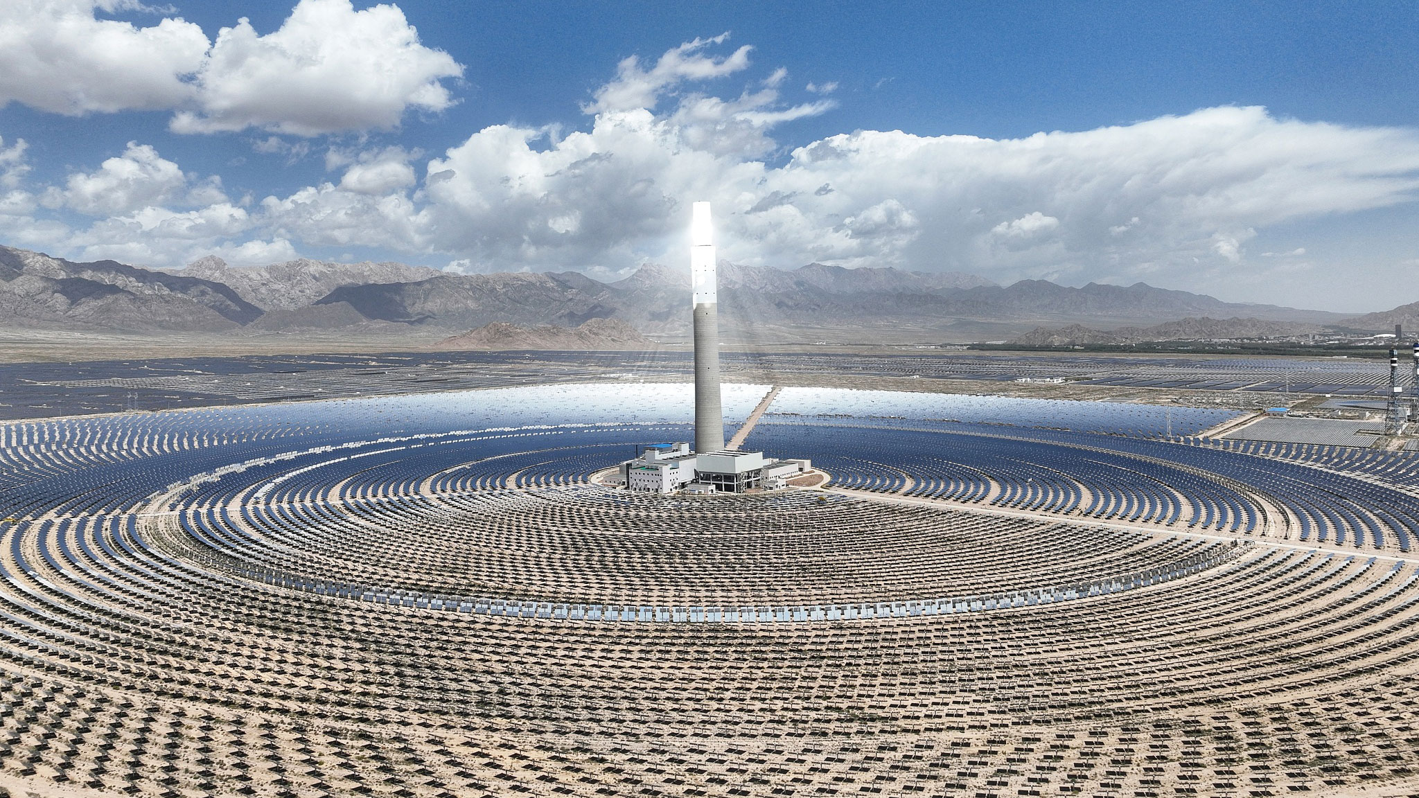 The top of a endothermic tower shines under sunlight at a solar thermal plant, Haixi Mongolian and Tibetan Autonomous Prefecture, northwest China's Qinghai Province, August 15, 2024. /CFP