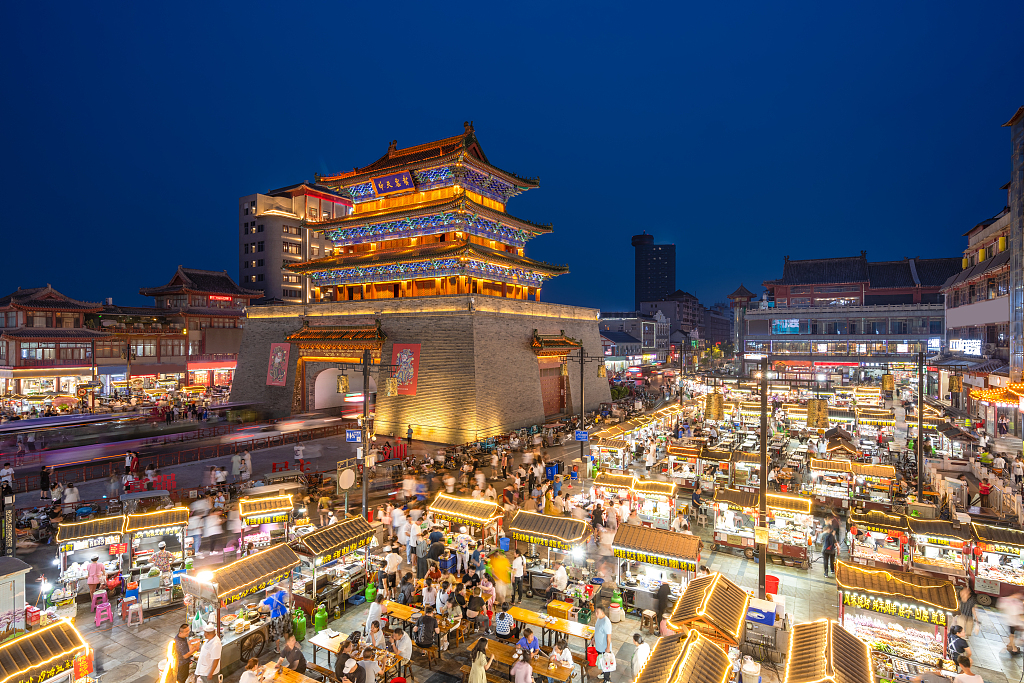 Busy night market in Kaifeng city of Henan Province in central China. /CFP