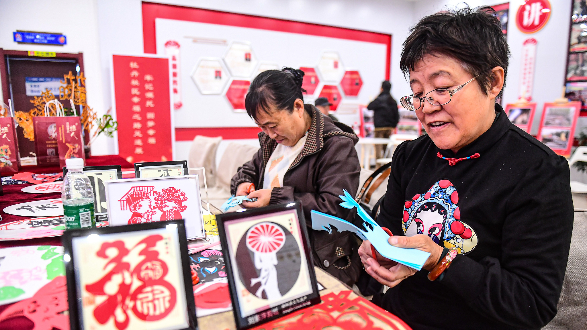 Folk artists cut paper in Mudan community of Huanggu District, Shenyang, northeast China's Liaoning Province, October 23, 2023. /CFP