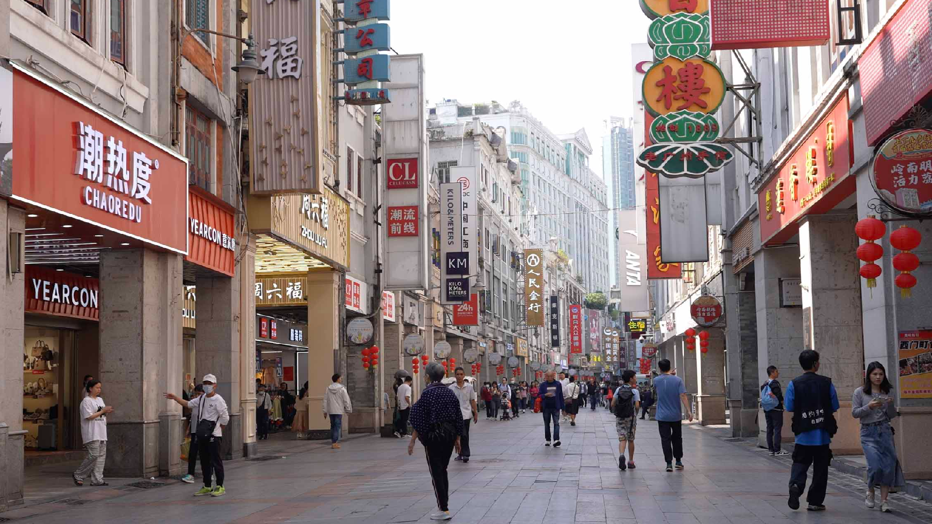 Taste Guangzhou flavors on pedestrian street