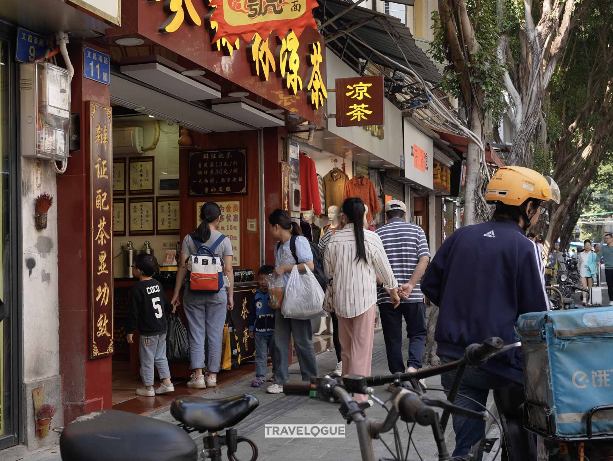 Shangxiajiu Pedestrian Street is one of Guangzhou's most popular shopping districts. /CGTN