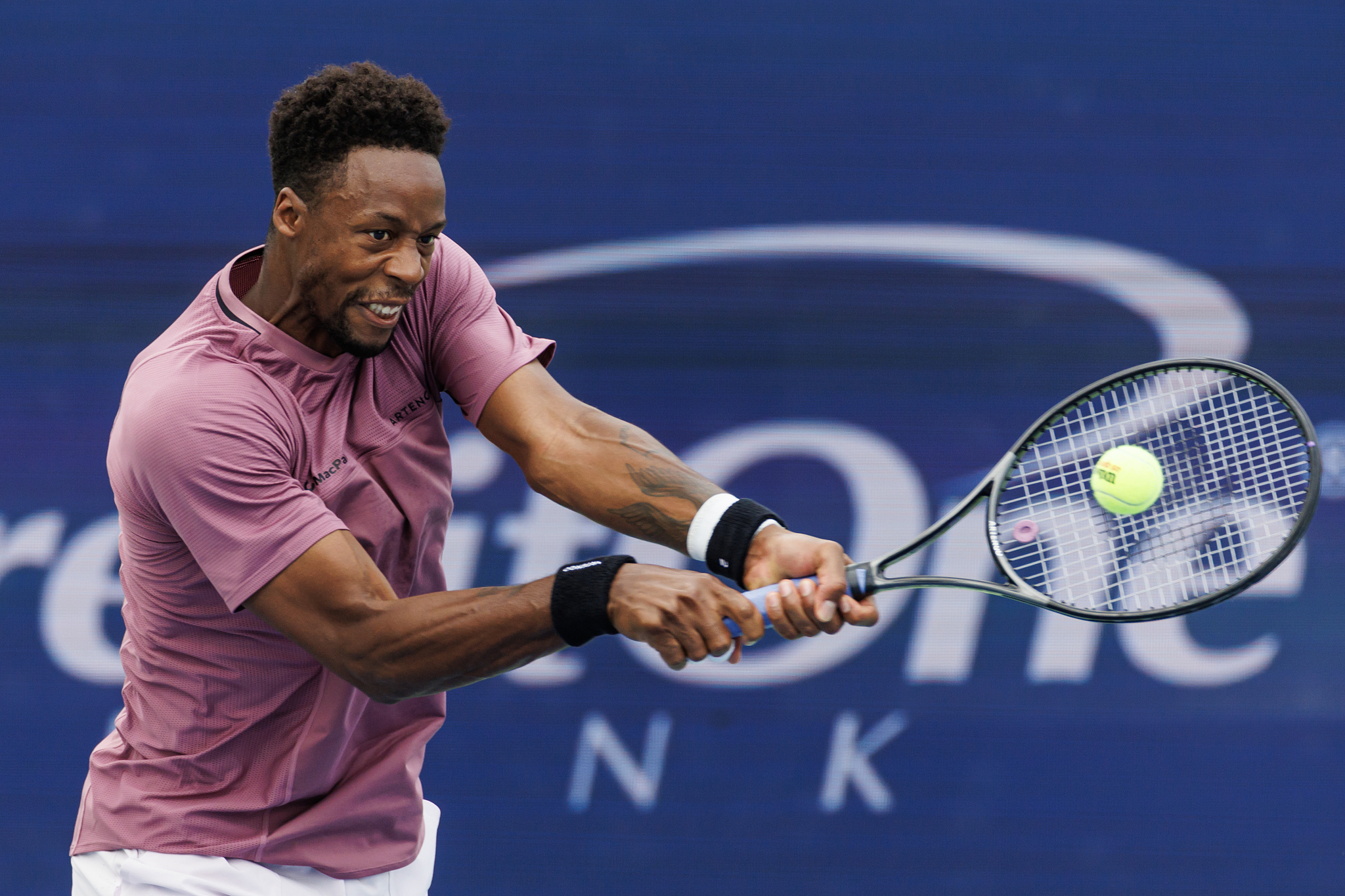 Gael Monfils dari Prancis berlaga di babak 32 besar tunggal putra melawan Carlos Alcaraz dari Spanyol di Cincinnati Open di Cincinnati, Ohio, 16 Agustus 2024. /CFP