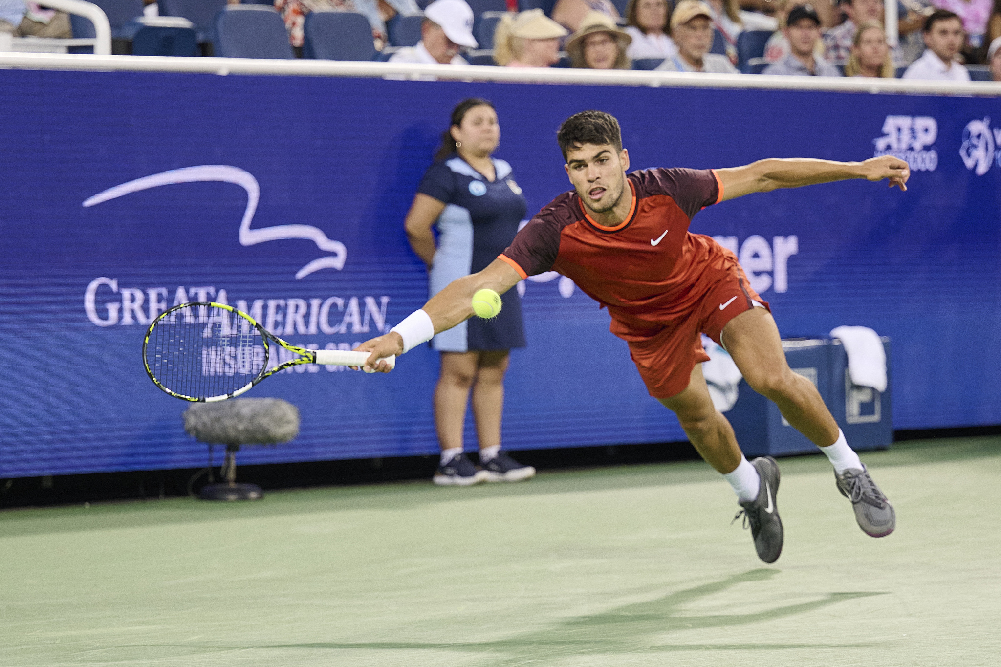 Carlos Alcaraz dari Spanyol berlaga di babak 32 besar tunggal putra melawan Gael Monfils dari Prancis di Cincinnati Open di Cincinnati, Ohio, 16 Agustus 2024. /CFP