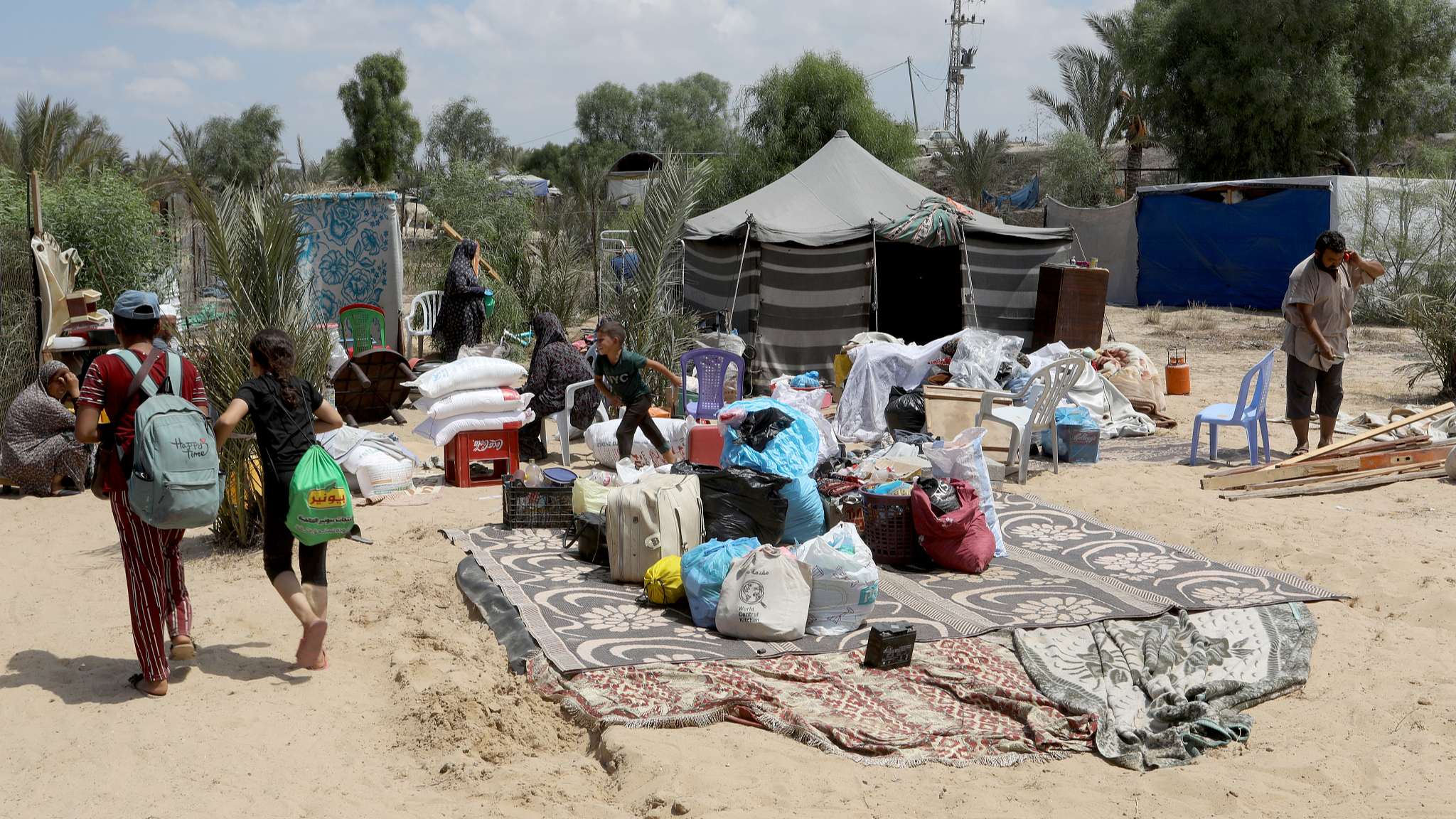 People dismantle their tents and start preparing for evacuation following the Israeli army's call for the evacuation of the eastern areas of Deir Balah city in the central Gaza Strip, August 16, 2024. /CFP