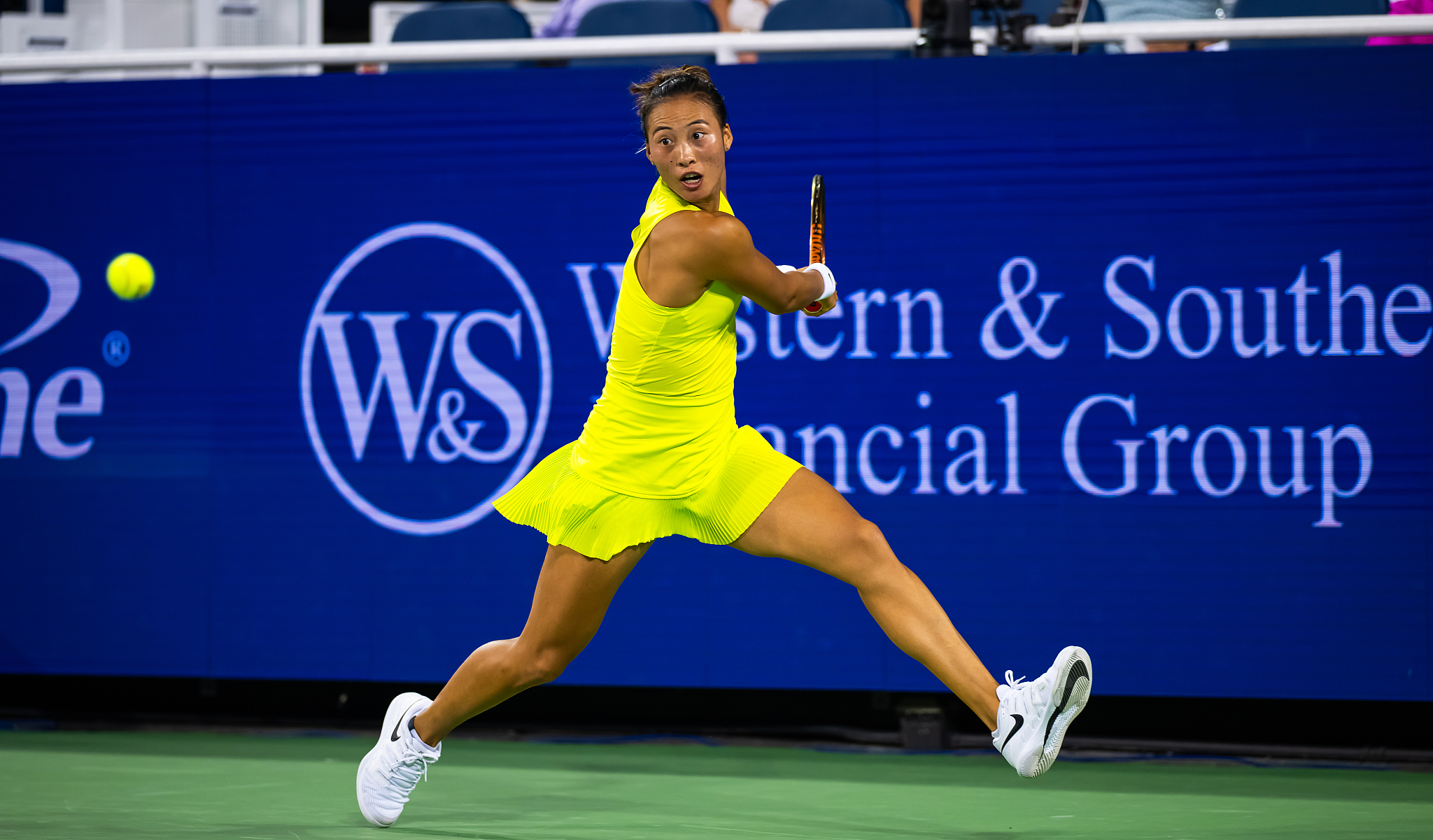 Zheng Qinwen of China competes in a women's singles round of 16 match against Anastasia Pavlyuchenkova of Russia at the Cincinnati Open in Cincinnati, Ohio, August 16, 2024. /CFP