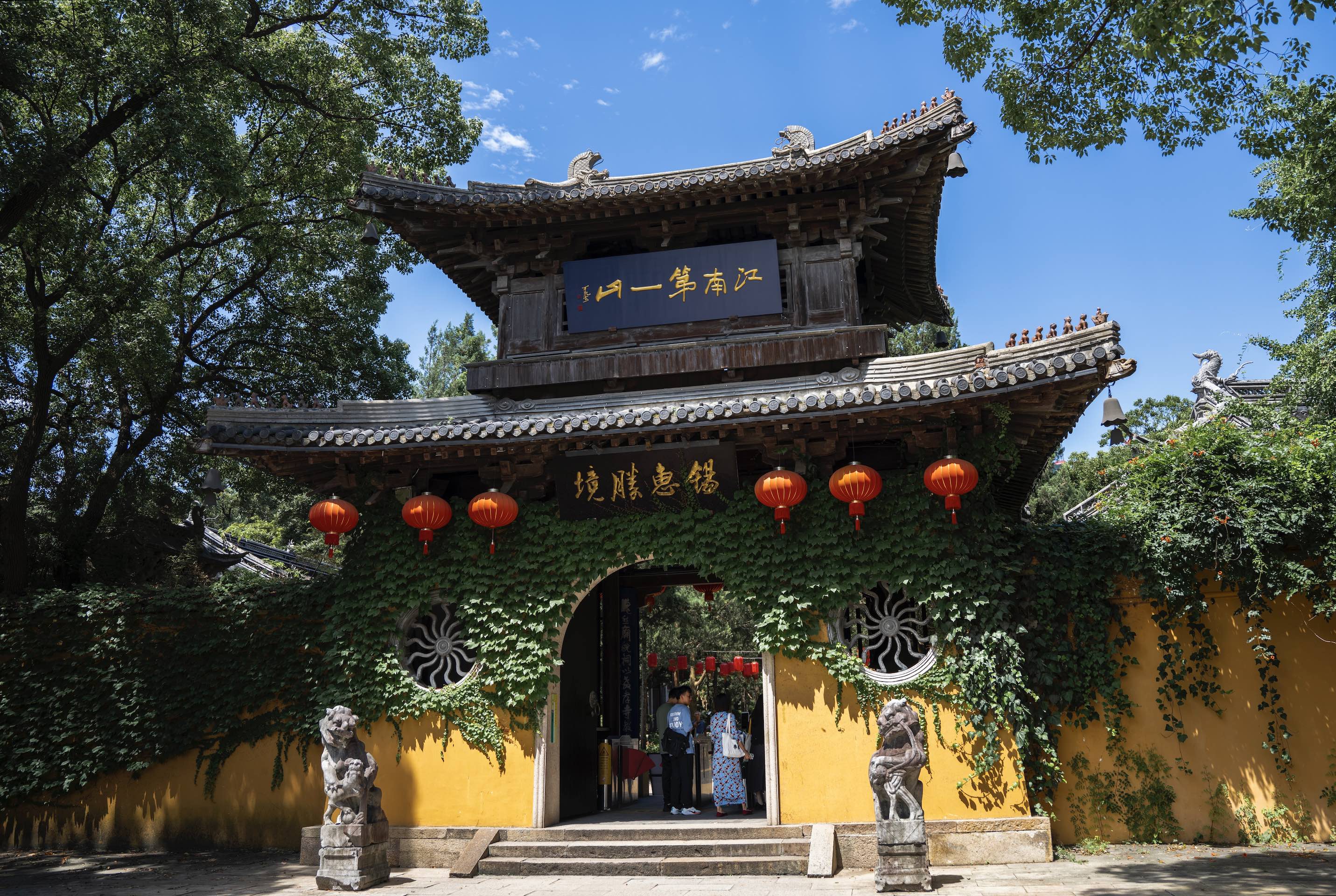 Creepers grow on the walls of Huishan Temple in Wuxi City, Jiangsu Province. /CGTN