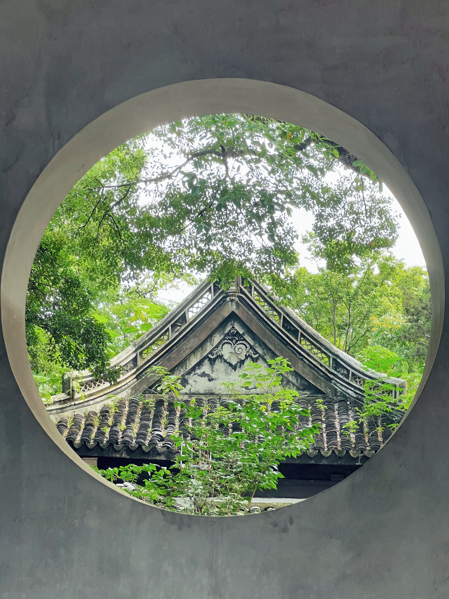 A circular opening forms a picture frame for garden scenery in Huishan Ancient Town, Wuxi City, Jiangsu Province. /CGTN