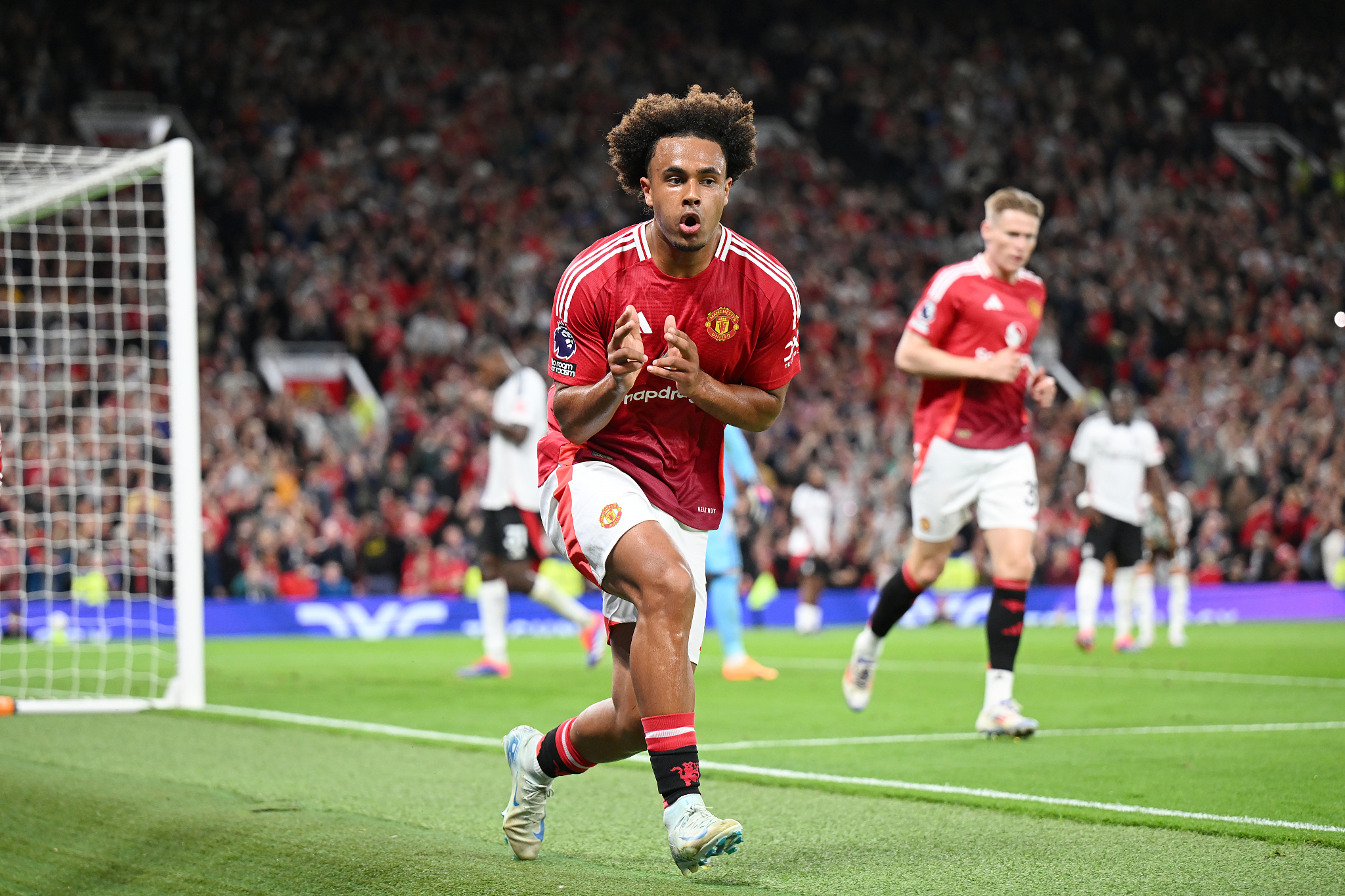 Joshua Zirkzee (C) of Manchester United celebrates after scoring a goal in a Premier League game against Fulham at Old Trafford in Manchester, England, August 16, 2024. /CFP