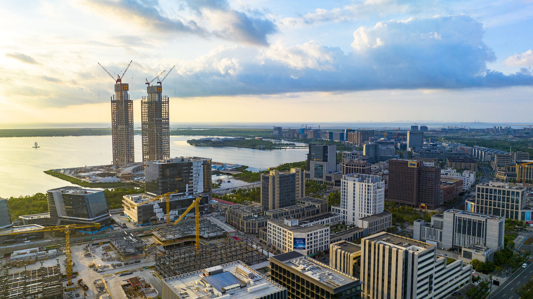 A sunrise view of China (Shanghai) Pilot Free Trade Zone, Sept. 9, 2023./ CFP 