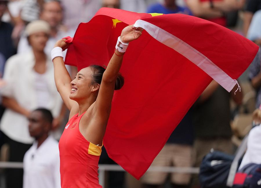 Zheng Qinwen dari Tiongkok merayakan kemenangannya atas Donna Vekic dari Kroasia dalam pertandingan tunggal putri tenis di Olimpiade Paris 2024 di Paris, Prancis, pada 3 Agustus 2024. /Xinhua