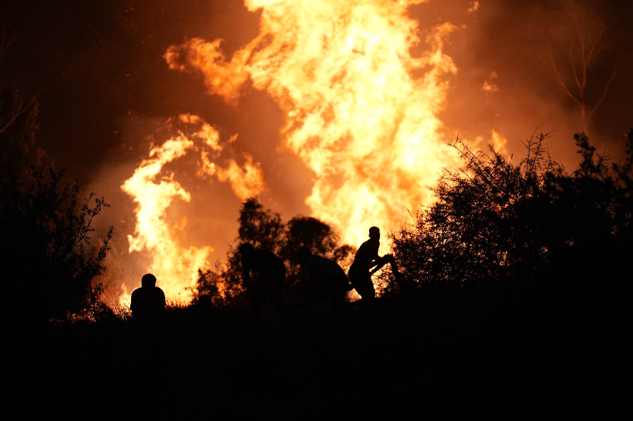 Smoke and flames rise as aerial and ground firefighting efforts continue to extinguish the fire that broke out in the Yamanlar Karatepe area of Izmir's Karsiyaka district, Türkiye, August 16, 2024. /CFP