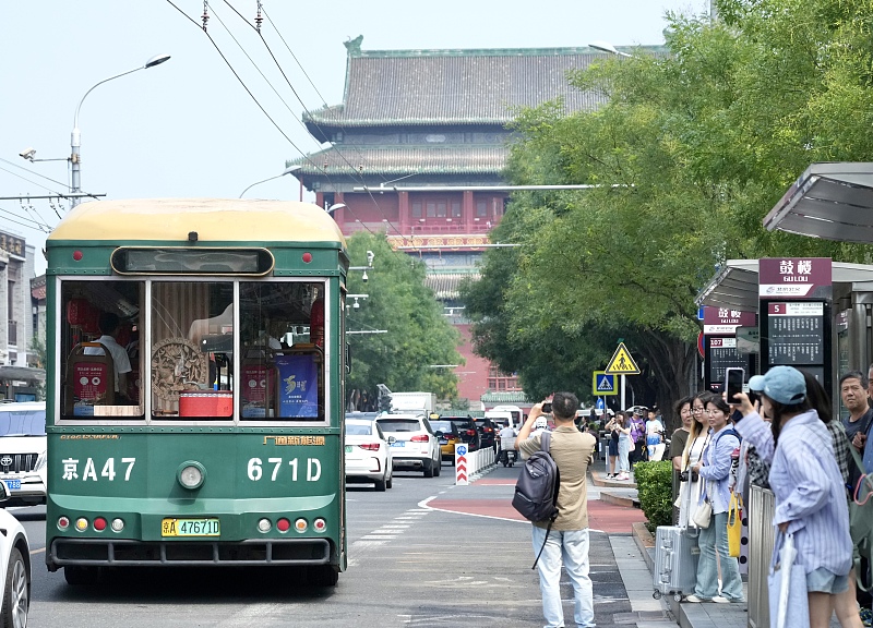 Visitors wait for a tour bus in Beijing, August 17, 2024. /CFP