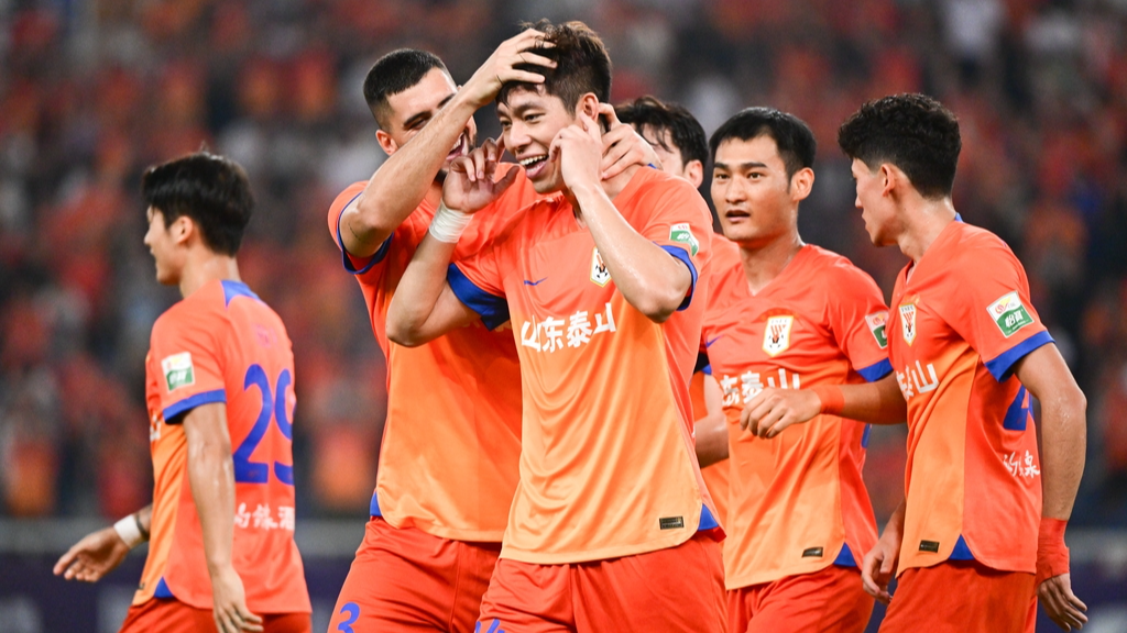 Bi Jinhao (C) celebrates with Shandong Taishan teammates during a Chinese Super League match against Chengdu Rongcheng, Jinan, China, August 17, 2024. / IC Photo