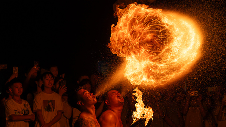 Fire-breathing stunts wow audience in Foshan