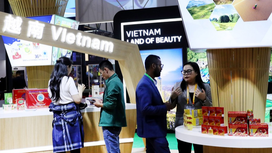 Stan Vietnam di Pameran Impor Internasional Tiongkok keenam di Shanghai, Tiongkok timur, 6 November 2023. /Xinhua