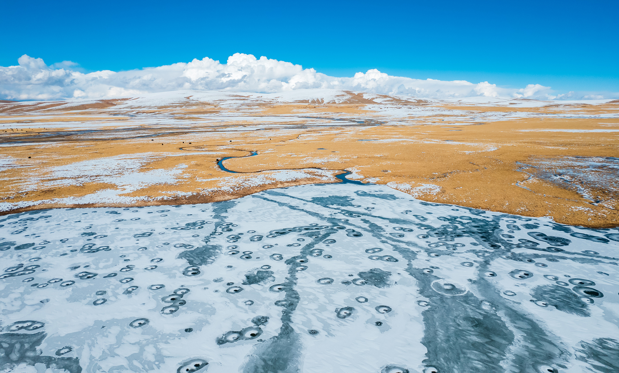 Frozen lakes on the Qinghai-Xizang Plateau. /CFP