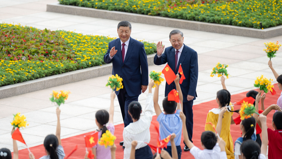 Xi Jinping, general secretary of the Communist Party of China Central Committee and Chinese president, and To Lam, general secretary of the Communist Party of Vietnam Central Committee and Vietnamese president, wave to children at a welcome ceremony in Beijing, China, August 19, 2024. /Xinhua