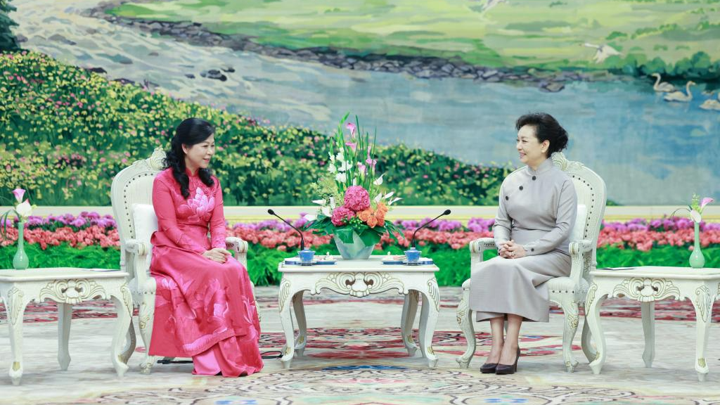 Peng Liyuan (R), wife of General Secretary of the Communist Party of China Central Committee and Chinese President Xi Jinping, chats over tea with Ngo Phuong Ly, wife of General Secretary of the Communist Party of Vietnam Central Committee and Vietnamese President To Lam, in Beijing, China, August 19, 2024. /Xinhua