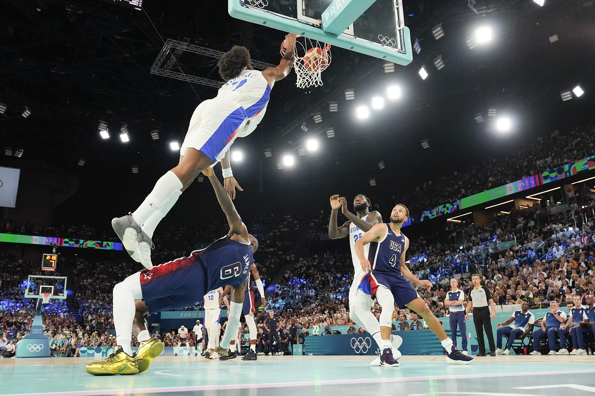 Guerschon Yabusele (#7) of France dunks in the men's basketball final against the USA at the 2024 Summer Olympics in Paris, France, August 10, 2024. /CFP