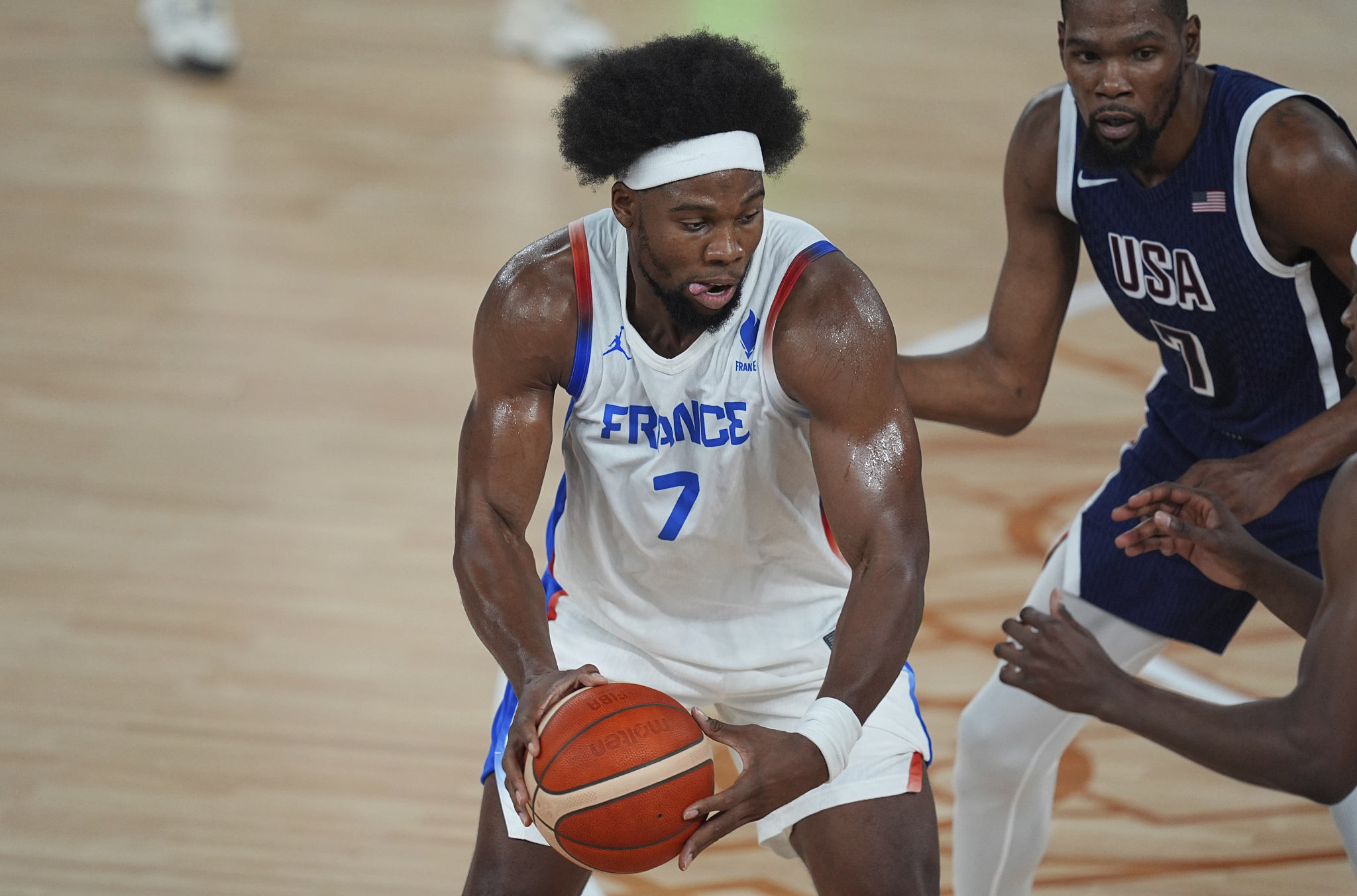 Guerschon Yabusele (L) of France posts up in the men's basketball final against the USA at the 2024 Summer Olympics in Paris, France, August 10, 2024. /CFP