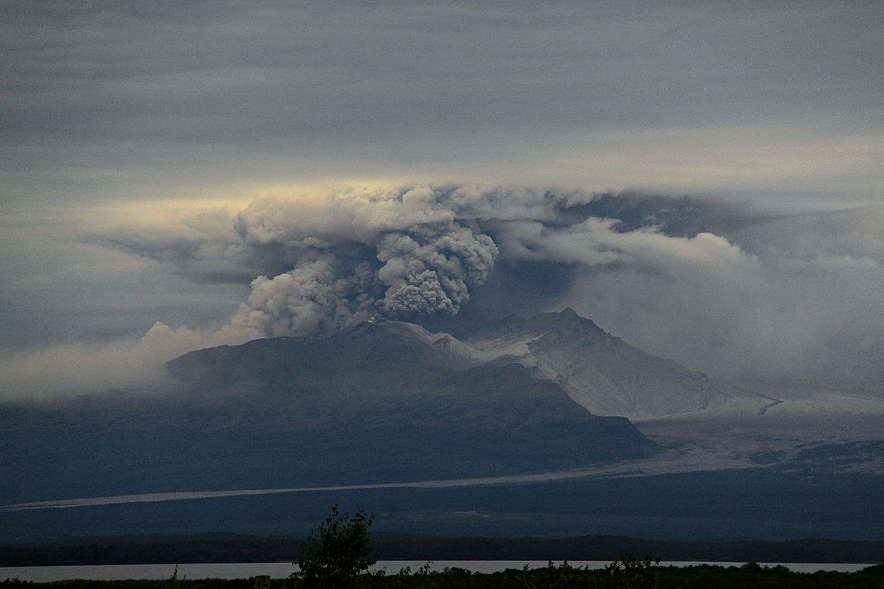 Pemandangan letusan gunung berapi Shiveluch di semenanjung Kamchatka di pantai timur jauh Rusia, 18 Agustus 2024. /CFP