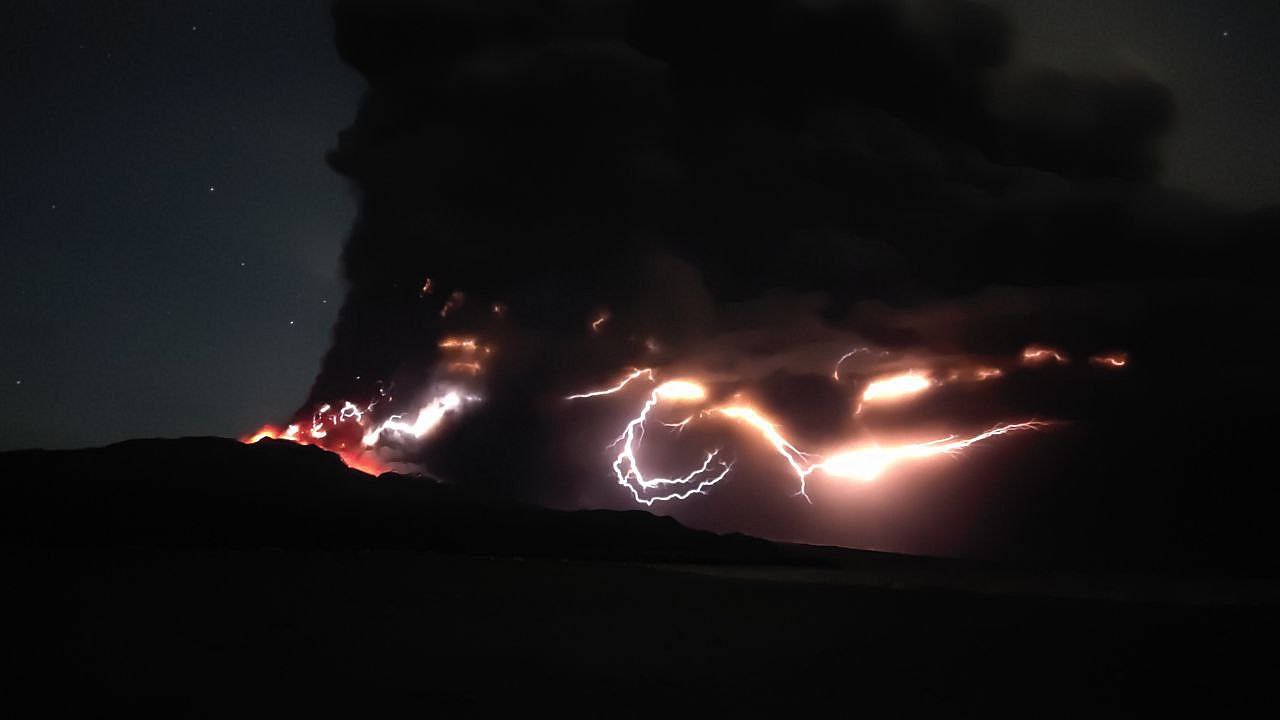 Pemandangan letusan gunung berapi Shiveluch di semenanjung Kamchatka, di pantai timur jauh Rusia, 18 Agustus 2024. /CFP