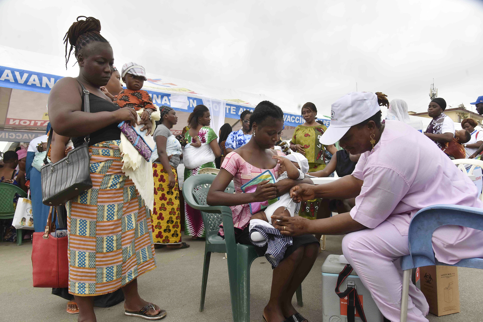 A health worker administers the malaria vaccine to a child in Abidjan, Cote d'Ivoire, July 15, 2024. /CFP