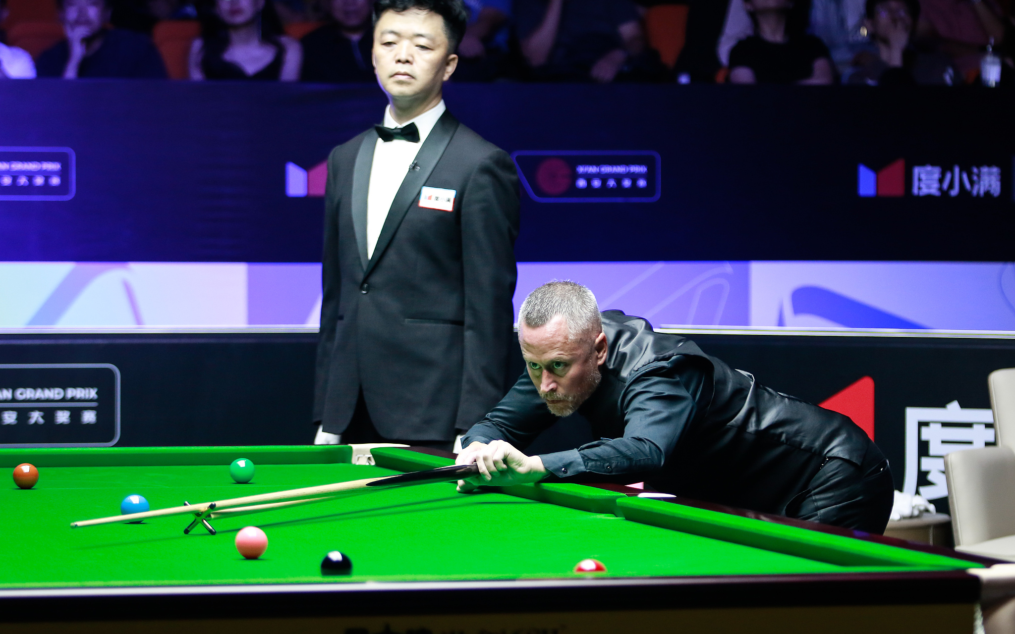 Alfie Burden of England competes in the first round against Ding Junhui of China at the World Snooker Xi'an Grand Prix in Xi'an, northwest China's Shaanxi Province, August 19, 2024. /CFP