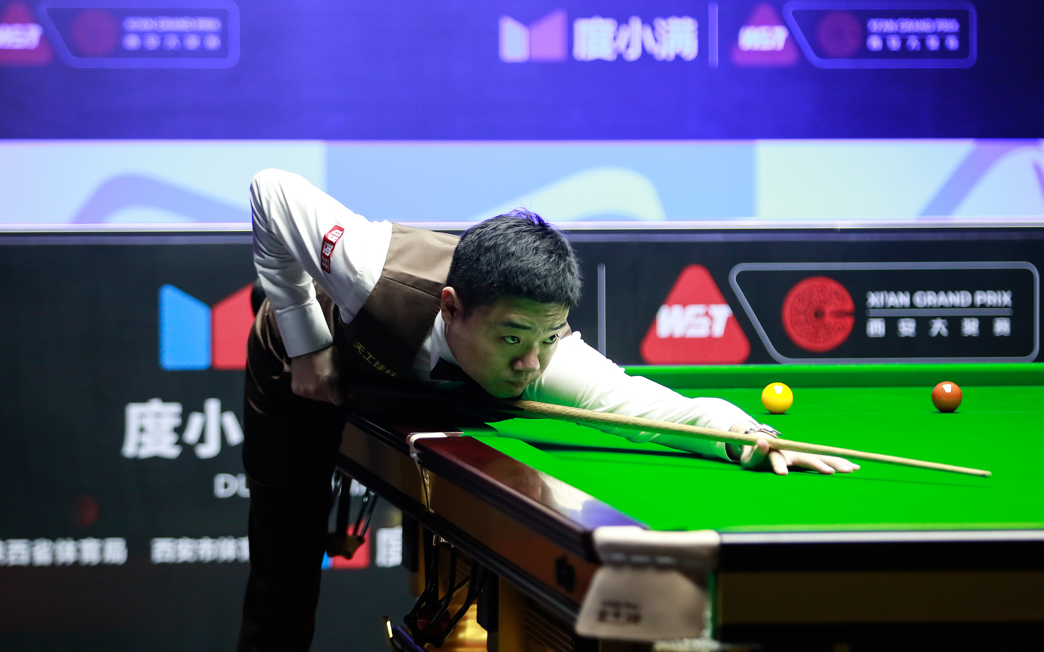 Ding Junhui of China competes in the first round against Alfie Burden of England at the World Snooker Xi'an Grand Prix in Xi'an, northwest China's Shaanxi Province, August 19, 2024. /CFP