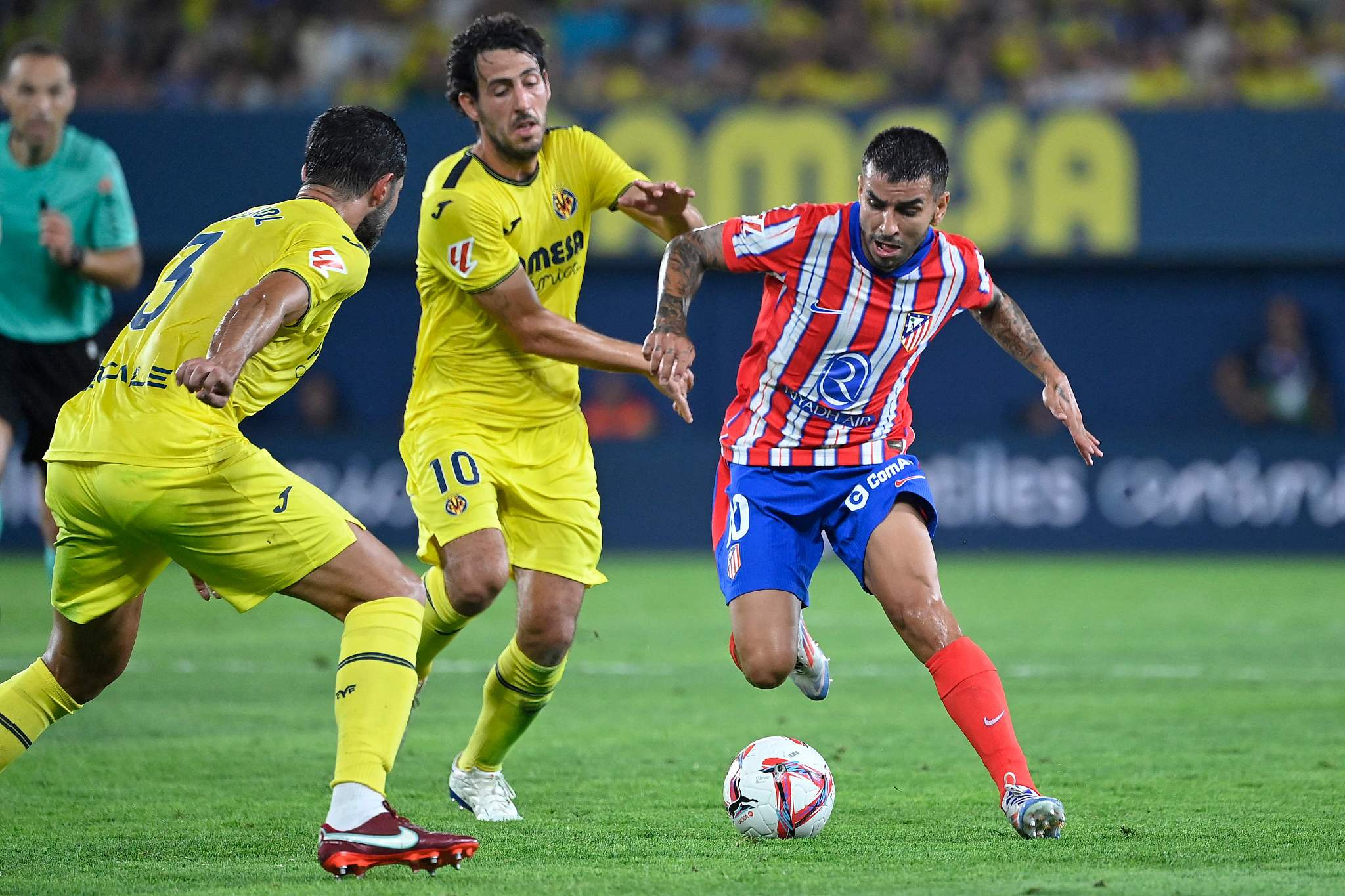 Angel Correa (R) of Atletico Madrid controls the ball in the La Liga game against Villarreal at Estadio de la Ceramica in Villarreal, Spain, August 19, 2024. /CFP