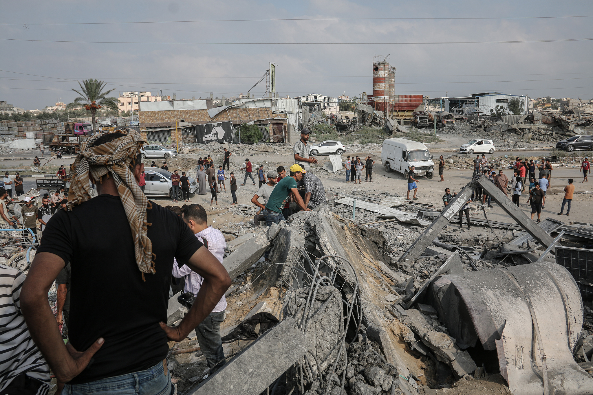 Palestinians search under the rubble for bodies at the site of an Israeli raid in Zawida, central Gaza Strip, August 17, 2024. /CFP