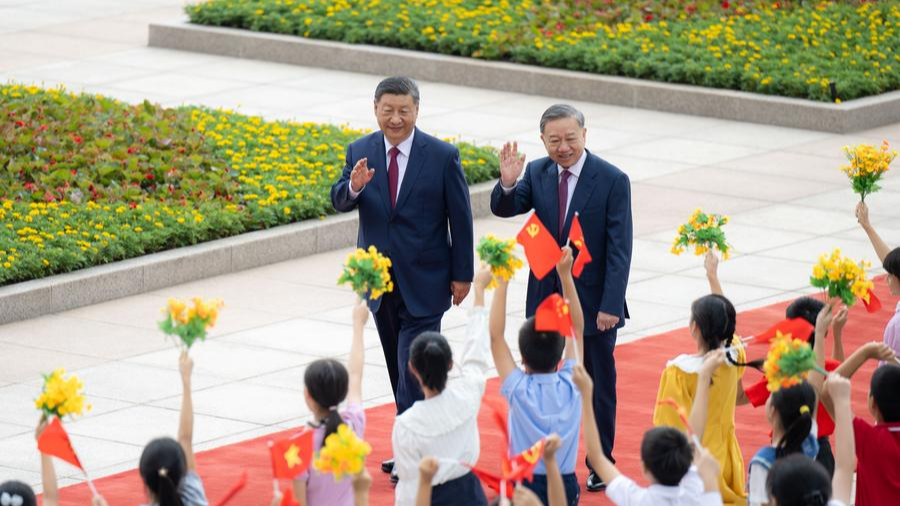 Xi Jinping, sekretaris jenderal Komite Sentral Partai Komunis Tiongkok dan presiden Tiongkok, mengadakan upacara penyambutan untuk To Lam, sekretaris jenderal Komite Sentral Partai Komunis Vietnam dan presiden Vietnam, yang sedang melakukan kunjungan kenegaraan ke Tiongkok, di alun-alun di luar gerbang timur Aula Besar Rakyat sebelum pembicaraan mereka di Beijing, ibu kota Tiongkok, 19 Agustus 2024. /Xinhua