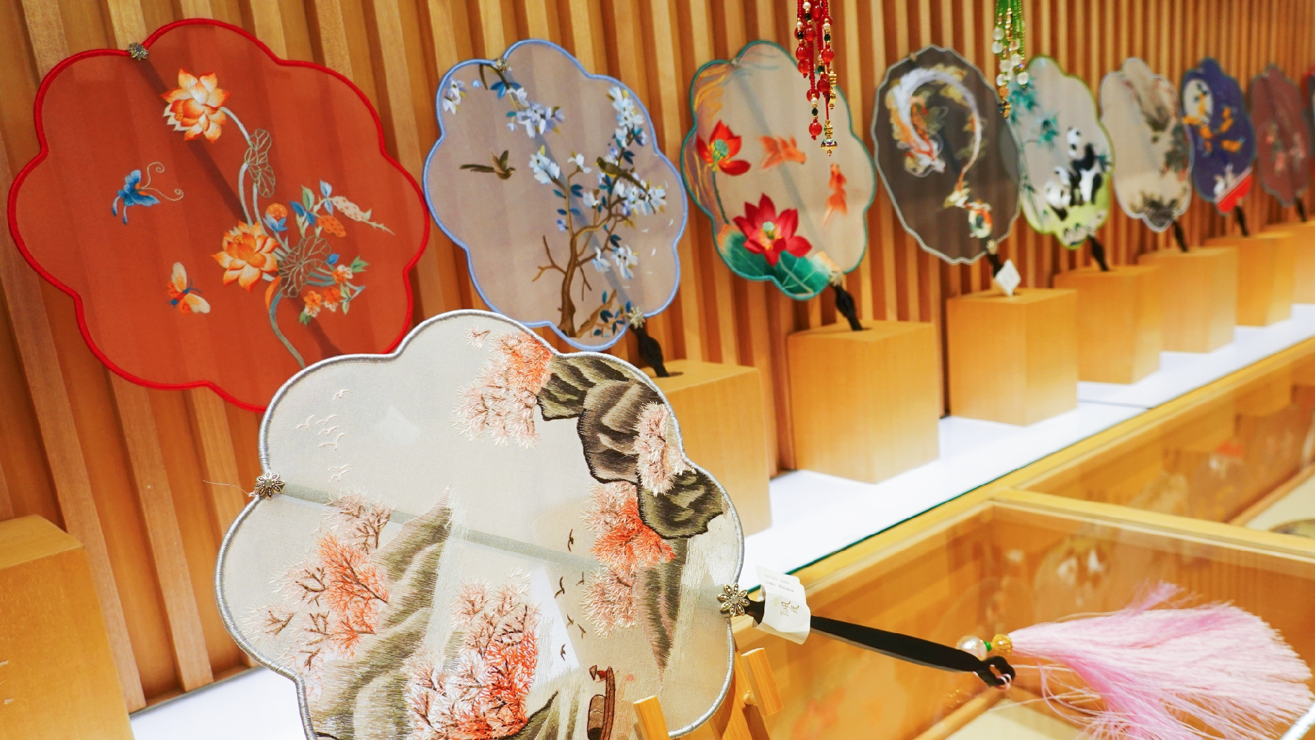 Embroidery fans become trendy souvenirs