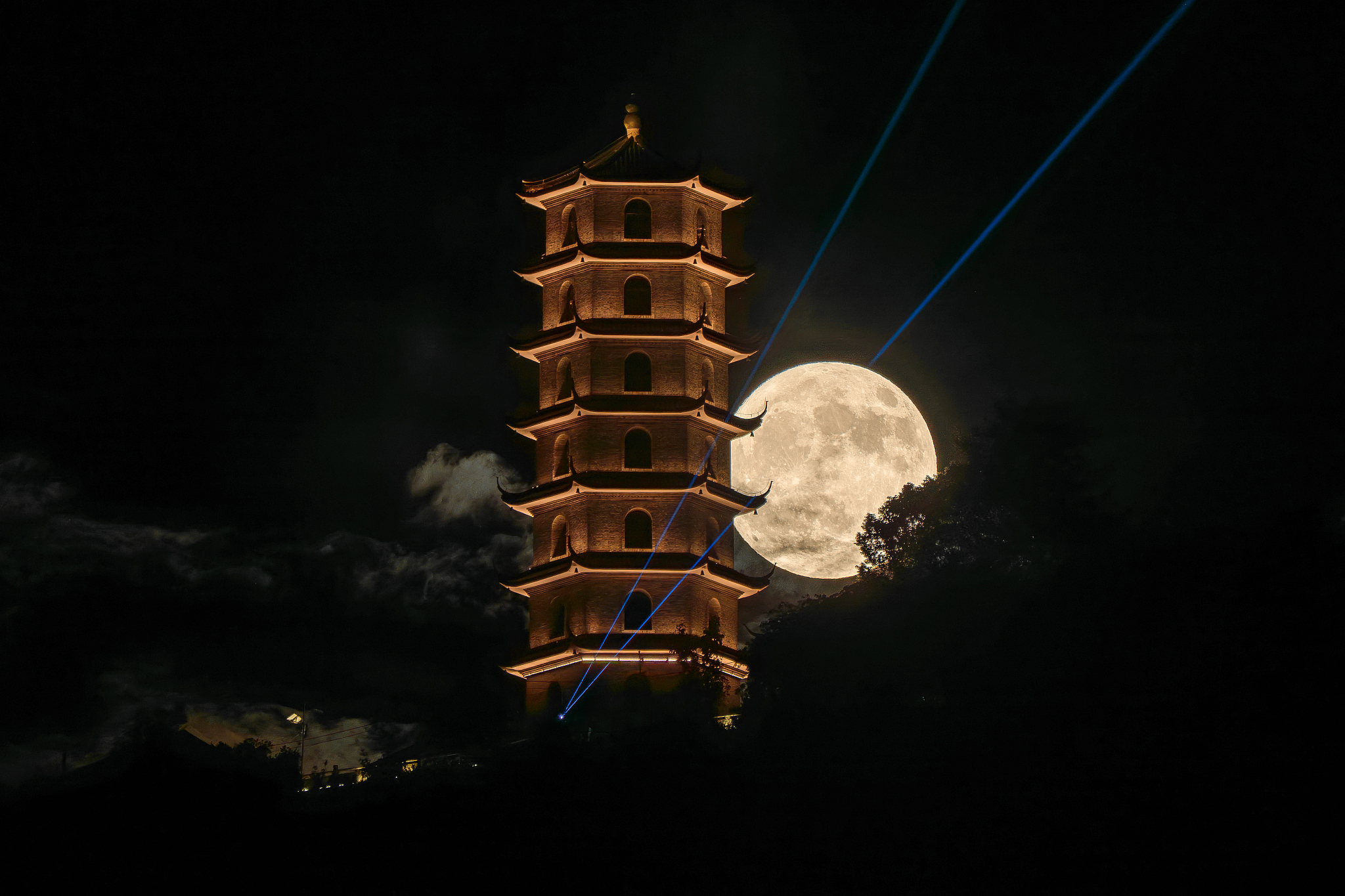 A double exposure photo shows the supermoon and a tower in Shaoxing, Zhejiang Province on August 19, 2024. /CFP