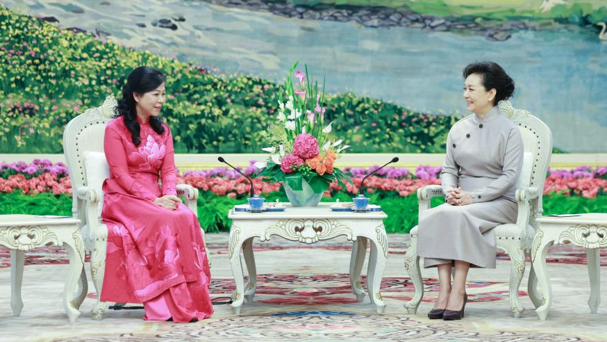 Peng Liyuan (R), wife of General Secretary of the Communist Party of China Central Committee and Chinese President Xi Jinping, chats over tea with Ngo Phuong Ly, wife of General Secretary of the Communist Party of Vietnam Central Committee and Vietnamese President To Lam in Beijing, China, August 19, 2024. /Xinhua