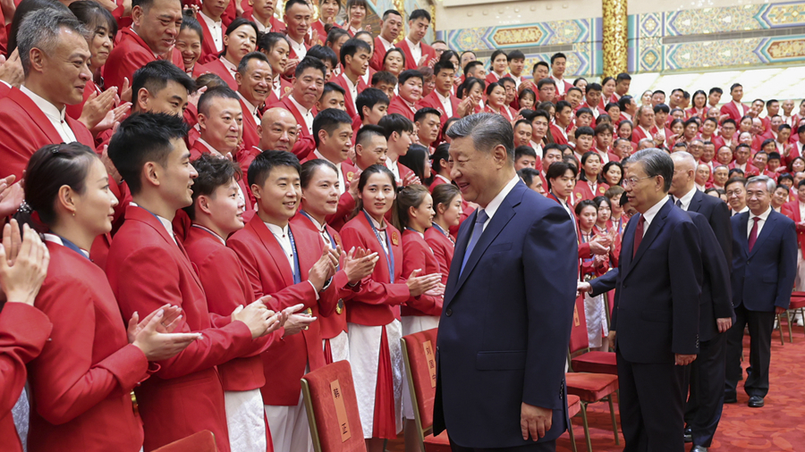 Presiden Tiongkok Xi Jinping dan sejumlah pemimpin partai dan negara, termasuk Zhao Leji, Wang Huning, Cai Qi, Li Xi, dan Han Zheng, bertemu dengan delegasi Olimpiade Tiongkok untuk Paris 2024 di Beijing, Tiongkok, 20 Agustus 2024. /Xinhua