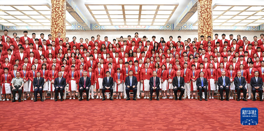 Presiden Tiongkok Xi Jinping (ke-6 dari kiri, depan) dan sejumlah pemimpin partai dan negara, termasuk Zhao Leji, Wang Huning, Cai Qi, Li Xi, dan Han Zheng, berpose untuk foto bersama delegasi Olimpiade Tiongkok untuk Paris 2024 di Beijing, Tiongkok, 20 Agustus 2024. /Xinhua