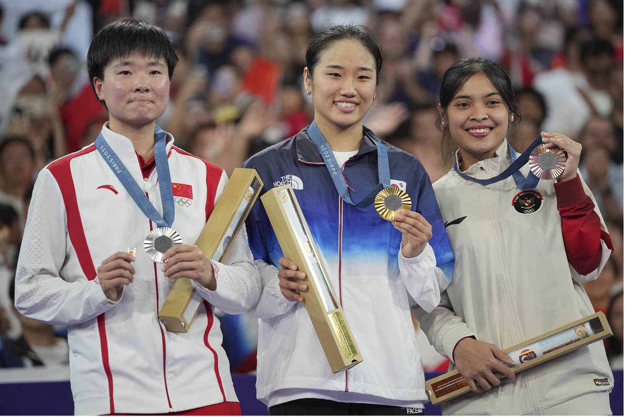 LR: Peraih medali perak He Bingjiao dari Tiongkok, peraih medali emas An Se-young dari Korea Selatan, dan peraih medali perunggu Gregoria Mariska Tunjung dari Indonesia berpose untuk foto setelah pertandingan bulu tangkis tunggal putri di Olimpiade Musim Panas 2024 di Paris, Prancis, 5 Agustus 2024. /CFP 