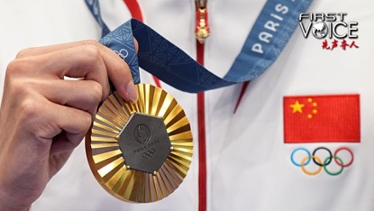 Peraih medali emas Sheng Lihao dari Tiongkok berpose untuk foto selama upacara penyerahan medali setelah pertandingan menembak beregu campuran senapan angin 10m di Olimpiade Paris 2024 di Chateauroux, Prancis, pada 27 Juli 2024. /Xinhua