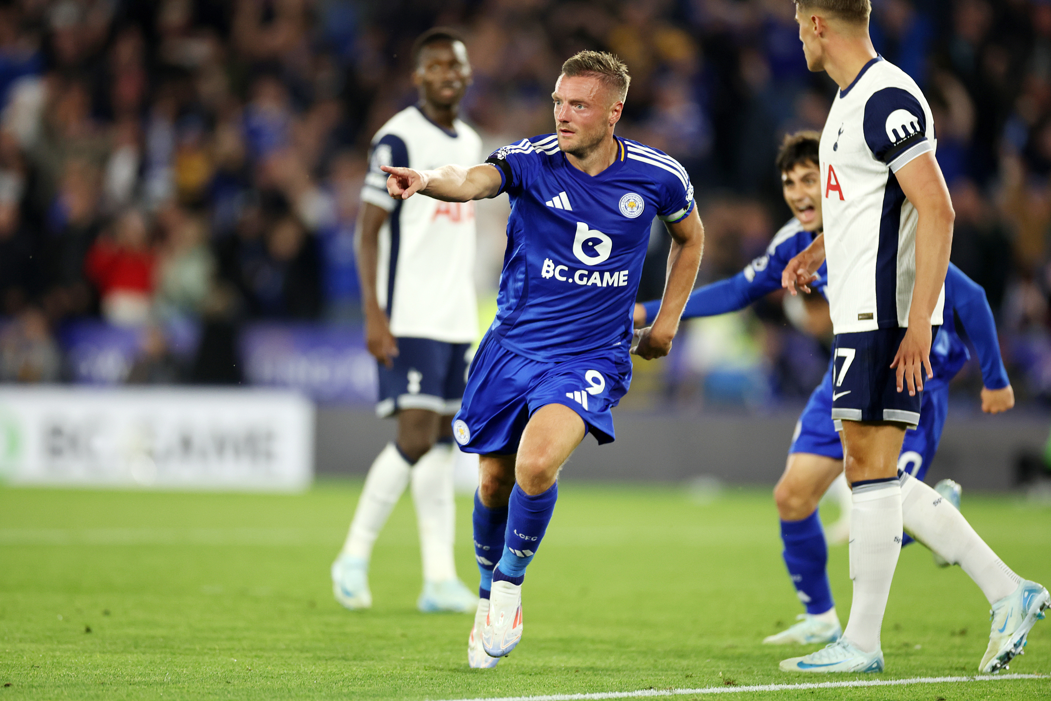 Jamie Vardy celebrates after scoring against Tottenham at the King Power Stadium in Leicester, England, August 19, 2024. /CFP