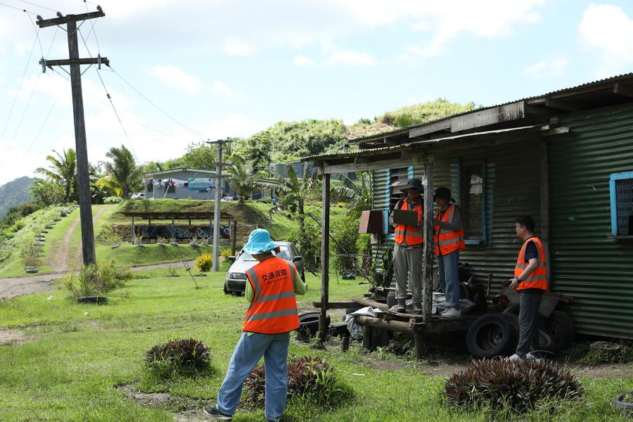 Anggota staf dari Tiongkok memeriksa proyek peningkatan jalan di Vanua Levu, Fiji, 2 April 2024.