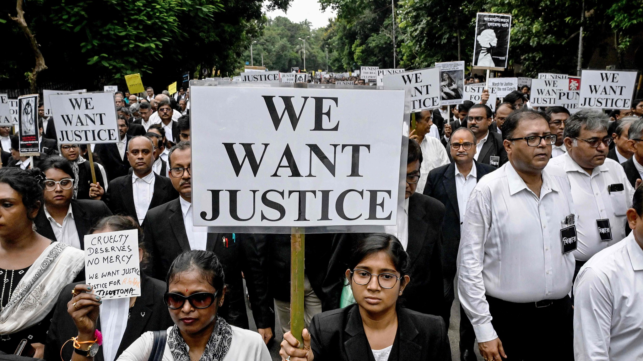 Calcutta High Court advocates hold posters during a protest to condemn the rape and murder of a doctor in Kolkata, India, August 19, 2024. /CFP